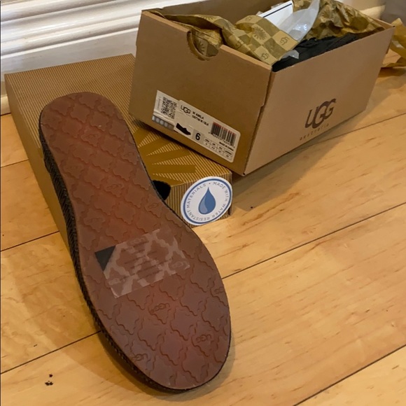 Chestnut and Black UGG Moccasins New - Picture 4 of 4